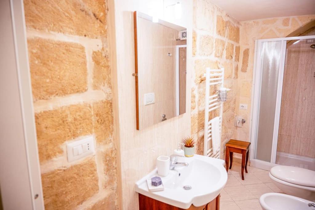 Borgo Antico-Centro Storico Casa Ventosa Apartment Oria  Bagian luar foto